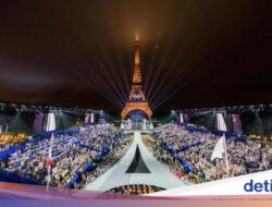 Gemerlap Menara Eiffel Di Pembukaan Pesta Aktivitasfisik Paris 2024