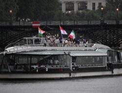 Opening Ceremony Pesta Aktivitasfisik Paris 2024 Berlangsung Menawan, Kontingen Indonesia Tampil Berkelas