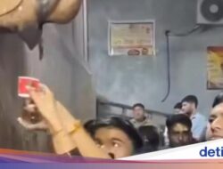 Warga Antre Air Suci Di Kuil India, eh Ternyata Air AC