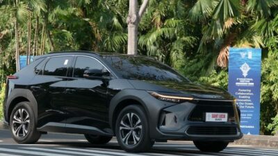 Kendaraan Pribadi Elektrik CBU Bebas PPnBM, Toyota-Honda Minta Insentif Hybrid