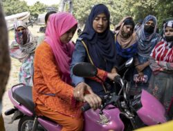 Wanita Pengendara Kendaraan Bermotor Roda Dua Makin Populer Hingga Pakistan